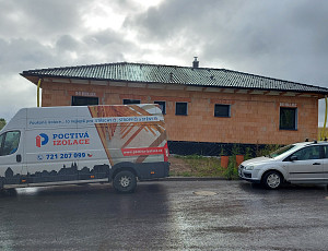 Zateplení novostavby s valbovou střechou pomocí foukané izolace